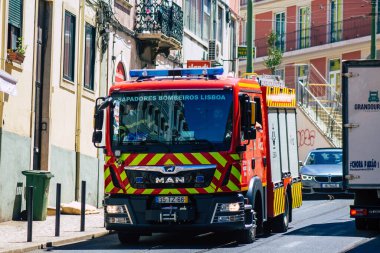 Lizbon Portekiz 01 Ağustos 2020 Lizbon 'un dağlık kıyı başkenti ve Avrupa' nın en eski ve çarpıcı şehirlerinden biri olan Lizbon sokaklarında bir itfaiye aracı görülüyor.
