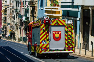 Lizbon Portekiz 01 Ağustos 2020 Lizbon 'un dağlık kıyı başkenti ve Avrupa' nın en eski ve çarpıcı şehirlerinden biri olan Lizbon sokaklarında bir itfaiye aracı görülüyor.