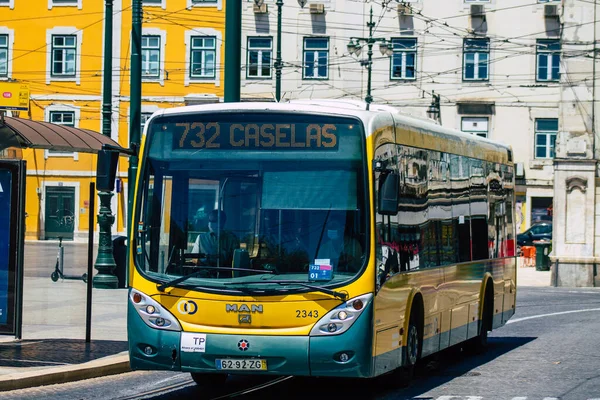Lisbona Portogallo Agosto 2020 Veduta Autobus Urbano Tradizionale Passeggeri Che — Foto Stock
