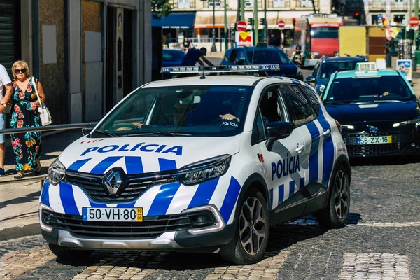 葡萄牙里斯本2020年8月1日看到一辆经典警车驶过葡萄牙沿海山区首府里斯本的街道 也是欧洲历史最悠久的城市之一 — 图库照片