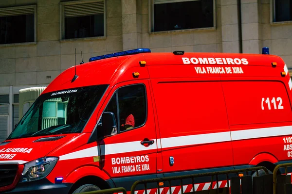 葡萄牙里斯本2020年8月1日看到一辆消防车在葡萄牙沿海山区首府里斯本的街道上滚动 也是欧洲历史最悠久的城市之一 — 图库照片