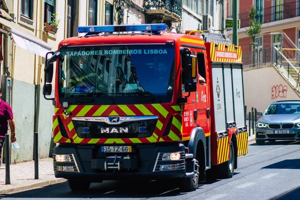Lisszabon Portugália Augusztus 2020 Lisszabon Utcáin Guruló Tűzoltóautó Látképe Portugália — Stock Fotó