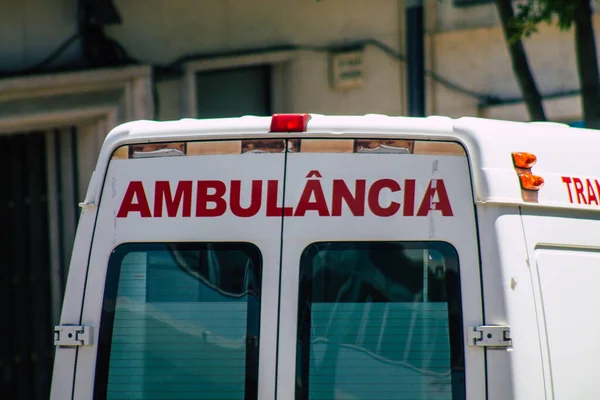 葡萄牙里斯本2020年8月1日看到一辆传统的救护车在葡萄牙沿海山区首府里斯本以及欧洲最古老的城市之一的街道上快速行驶 — 图库照片