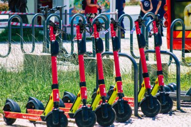 Lizbon 1 Ağustos 2020 Lizbon 'da küçük bir iç yanmalı motor ve merkezde büyük bir güverte ile çalışan bir elektrikli scooter görüldü.