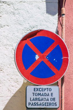 Lizbon 1 Ağustos 2020 'de Portekiz' in başkenti Lizbon 'un şehir merkezindeki karayolu kullanıcısına bilgi sağlamak için yolların kenarına ya da yukarısına sokak levhası ya da yol işareti dikildi.