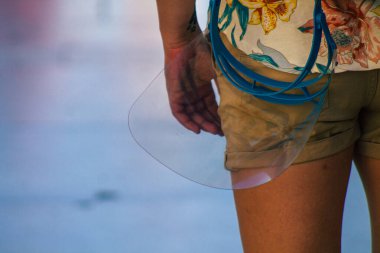 Lizbon 1 Ağustos 2020 'de Lizbon' un dağlık kıyı başkenti Portekiz ve Avrupa 'nın en eski şehirlerinden biri olan Lizbon sokaklarında turistleri bekleyen ücretsiz tur rehberinin görüntüsü