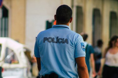 Lizbon 1 Ağustos 2020 'de Lizbon kıyı başkenti Lizbon sokaklarında polis memurunun görüntüsü ve Avrupa' nın en eski ve çarpıcı şehirlerinden biri.