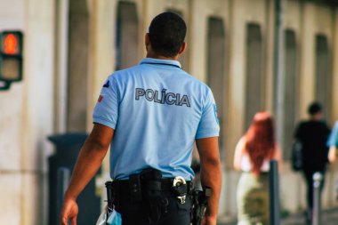 Lizbon 1 Ağustos 2020 'de Lizbon kıyı başkenti Lizbon sokaklarında polis memurunun görüntüsü ve Avrupa' nın en eski ve çarpıcı şehirlerinden biri.