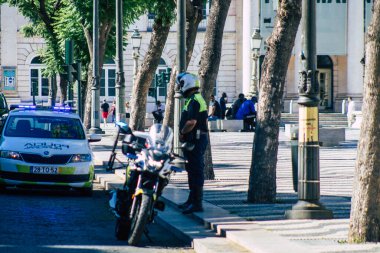 Lizbon 1 Ağustos 2020 'de Lizbon kıyı başkenti Lizbon sokaklarında polis memurunun görüntüsü ve Avrupa' nın en eski ve çarpıcı şehirlerinden biri.