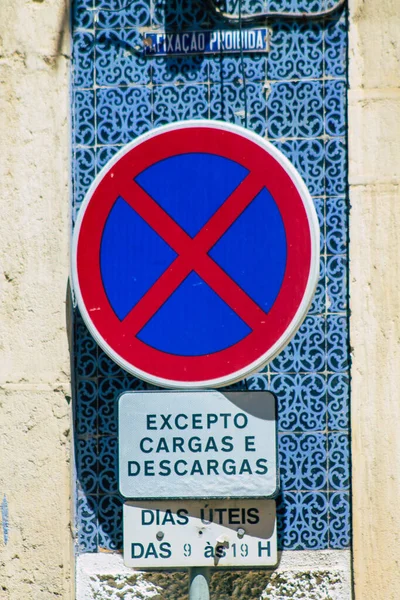 葡萄牙里斯本2020年8月1日路标或路标视图 竖立在路旁或路标之上 为葡萄牙首都里斯本市中心的道路使用者提供信息 — 图库照片