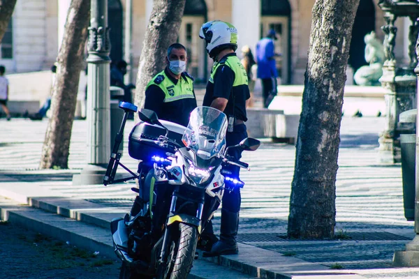 Lizbon Ağustos 2020 Lizbon Kıyı Başkenti Lizbon Sokaklarında Polis Memurunun — Stok fotoğraf