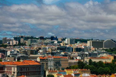 Lizbon Portekiz 3 Ağustos 2020 Lizbon şehir merkezindeki tarihi binaların panoramik manzarası, Portekiz 'in tepe kıyı başkenti ve Avrupa' nın en eski şehirlerinden biri.