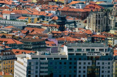 Lizbon Portekiz 3 Ağustos 2020 Lizbon şehir merkezindeki tarihi binaların panoramik manzarası, Portekiz 'in tepe kıyı başkenti ve Avrupa' nın en eski şehirlerinden biri.