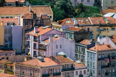 Lizbon Portekiz 3 Ağustos 2020 Lizbon şehir merkezindeki tarihi binaların panoramik manzarası, Portekiz 'in tepe kıyı başkenti ve Avrupa' nın en eski şehirlerinden biri.