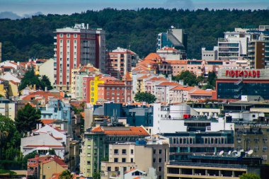 Lizbon Portekiz 3 Ağustos 2020 Lizbon şehir merkezindeki tarihi binaların panoramik manzarası, Portekiz 'in tepe kıyı başkenti ve Avrupa' nın en eski şehirlerinden biri.