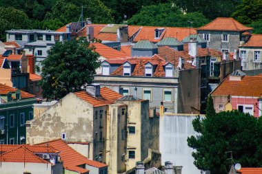 Lizbon Portekiz 3 Ağustos 2020 Lizbon şehir merkezindeki tarihi binaların panoramik manzarası, Portekiz 'in tepe kıyı başkenti ve Avrupa' nın en eski şehirlerinden biri.