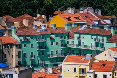 Lizbon Portekiz 3 Ağustos 2020 Lizbon şehir merkezindeki tarihi binaların panoramik manzarası, Portekiz 'in tepe kıyı başkenti ve Avrupa' nın en eski şehirlerinden biri.