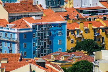 Lizbon Portekiz 3 Ağustos 2020 Lizbon şehir merkezindeki tarihi binaların panoramik manzarası, Portekiz 'in tepe kıyı başkenti ve Avrupa' nın en eski şehirlerinden biri.