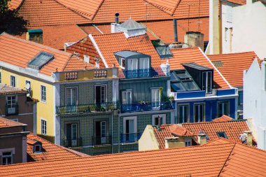 Lizbon Portekiz 3 Ağustos 2020 Lizbon şehir merkezindeki tarihi binaların panoramik manzarası, Portekiz 'in tepe kıyı başkenti ve Avrupa' nın en eski şehirlerinden biri.