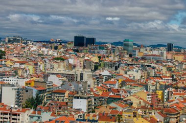 Lizbon Portekiz 3 Ağustos 2020 Lizbon şehir merkezindeki tarihi binaların panoramik manzarası, Portekiz 'in tepe kıyı başkenti ve Avrupa' nın en eski şehirlerinden biri.