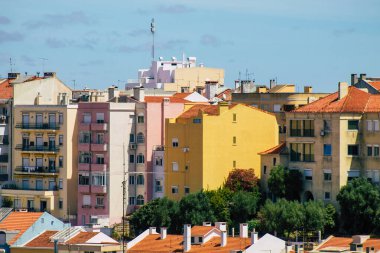 Lizbon Portekiz 3 Ağustos 2020 Lizbon şehir merkezindeki tarihi binaların panoramik manzarası, Portekiz 'in tepe kıyı başkenti ve Avrupa' nın en eski şehirlerinden biri.