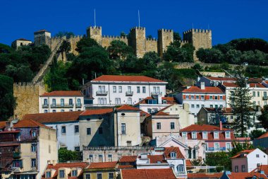 Lizbon Portekiz 3 Ağustos 2020 Lizbon şehir merkezindeki tarihi binaların panoramik manzarası, Portekiz 'in tepe kıyı başkenti ve Avrupa' nın en eski şehirlerinden biri.