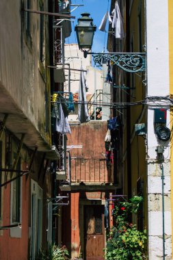 Lizbon 3 Ağustos 2020 'de Lizbon' un şehir merkezindeki tarihi binaların klasik dış görünüşü, Portekiz 'in yamaçlı kıyı başkenti ve Avrupa' nın en eski şehirlerinden biridir.