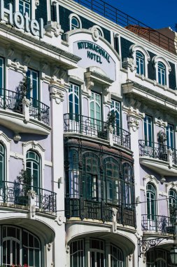 Lizbon 3 Ağustos 2020 'de Lizbon' un şehir merkezindeki tarihi binaların klasik dış görünüşü, Portekiz 'in yamaçlı kıyı başkenti ve Avrupa' nın en eski şehirlerinden biridir.