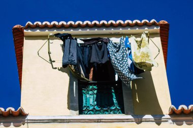 Lizbon 3 Ağustos 2020 'de Lizbon' un şehir merkezindeki tarihi binaların klasik dış görünüşü, Portekiz 'in yamaçlı kıyı başkenti ve Avrupa' nın en eski şehirlerinden biridir.