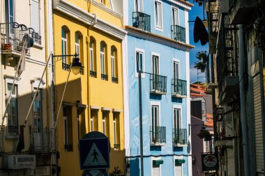 Lizbon 3 Ağustos 2020 'de Lizbon' un şehir merkezindeki tarihi binaların klasik dış görünüşü, Portekiz 'in yamaçlı kıyı başkenti ve Avrupa' nın en eski şehirlerinden biridir.