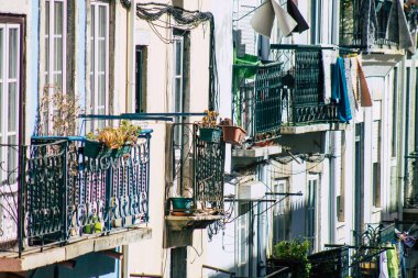 Lizbon 3 Ağustos 2020 'de Lizbon' un şehir merkezindeki tarihi binaların klasik dış görünüşü, Portekiz 'in yamaçlı kıyı başkenti ve Avrupa' nın en eski şehirlerinden biridir.