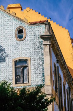 Lizbon 3 Ağustos 2020 'de Lizbon' un şehir merkezindeki tarihi binaların klasik dış görünüşü, Portekiz 'in yamaçlı kıyı başkenti ve Avrupa' nın en eski şehirlerinden biridir.