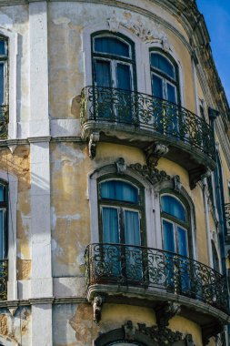 Lizbon 3 Ağustos 2020 'de Lizbon' un şehir merkezindeki tarihi binaların klasik dış görünüşü, Portekiz 'in yamaçlı kıyı başkenti ve Avrupa' nın en eski şehirlerinden biridir.