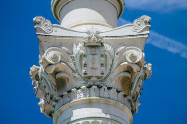 Lizbon 3 Ağustos 2020 'de Lizbon şehir merkezindeki bir anıtın, Portekiz' in dağlık kıyı başkentinin ve Avrupa 'nın en eski kentlerinden birinin manzarası