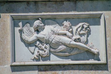 Lizbon 3 Ağustos 2020 'de Lizbon şehir merkezindeki bir anıtın, Portekiz' in dağlık kıyı başkentinin ve Avrupa 'nın en eski kentlerinden birinin manzarası