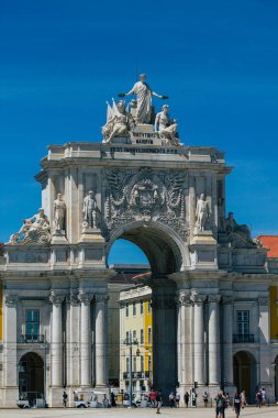 Lizbon 3 Ağustos 2020 'de Lizbon şehir merkezindeki bir anıtın, Portekiz' in dağlık kıyı başkentinin ve Avrupa 'nın en eski kentlerinden birinin manzarası