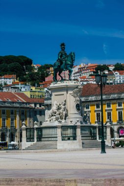Lizbon 3 Ağustos 2020 'de Lizbon şehir merkezindeki bir anıtın, Portekiz' in dağlık kıyı başkentinin ve Avrupa 'nın en eski kentlerinden birinin manzarası