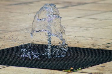 Lizbon Portekiz 3 Ağustos 2020 Lizbon şehir merkezindeki bir çeşmenin manzarası, tepe kıyı başkenti Portekiz ve Avrupa 'nın en eski şehirlerinden biri.