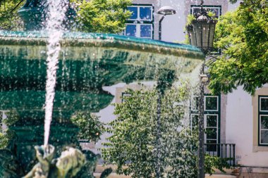 Lizbon Portekiz 3 Ağustos 2020 Lizbon şehir merkezindeki bir çeşmenin manzarası, tepe kıyı başkenti Portekiz ve Avrupa 'nın en eski şehirlerinden biri.