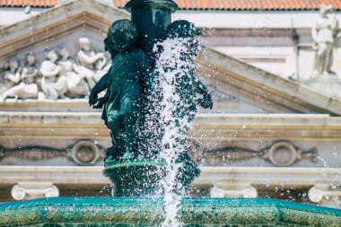 Lizbon Portekiz 3 Ağustos 2020 Lizbon şehir merkezindeki bir çeşmenin manzarası, tepe kıyı başkenti Portekiz ve Avrupa 'nın en eski şehirlerinden biri.