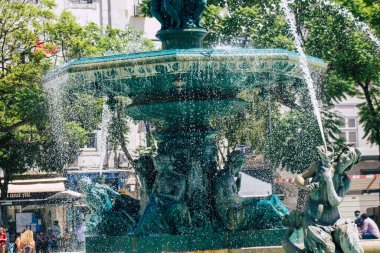 Lizbon Portekiz 3 Ağustos 2020 Lizbon şehir merkezindeki bir çeşmenin manzarası, tepe kıyı başkenti Portekiz ve Avrupa 'nın en eski şehirlerinden biri.