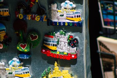 Lizbon Portekiz 3 Ağustos 2020 'de Portekiz' in kıyı başkenti Lizbon 'daki bir hediyelik eşya dükkanından dekoratif nesnelerin kapatılması ve Avrupa' nın en eski kentlerinden biri.