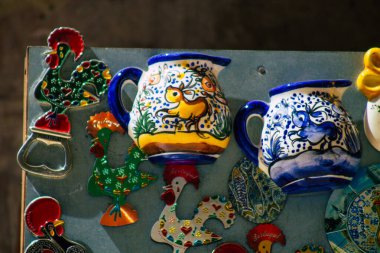 Lizbon Portekiz 3 Ağustos 2020 'de Portekiz' in kıyı başkenti Lizbon 'daki bir hediyelik eşya dükkanından dekoratif nesnelerin kapatılması ve Avrupa' nın en eski kentlerinden biri.