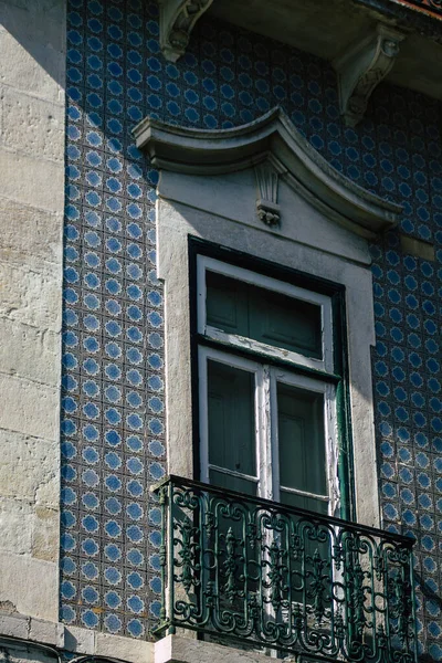 Lizbon 3 Ağustos 2020 'de Lizbon' un şehir merkezindeki tarihi binaların klasik dış görünüşü, Portekiz 'in yamaçlı kıyı başkenti ve Avrupa' nın en eski şehirlerinden biridir.