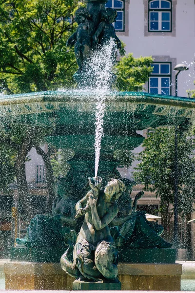 Lisabon Portugalsko Srpen 2020 Pohled Fontánu Centru Lisabonu Kopcovité Pobřežní — Stock fotografie