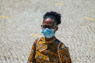 Lizbon 3 Ağustos 2020 'de Portekiz' in başkenti Lizbon 'un tarihi caddelerinde yürüyen koronavirüsten kendilerini korumak için maske takan kimliği belirsiz yayalara baktık.