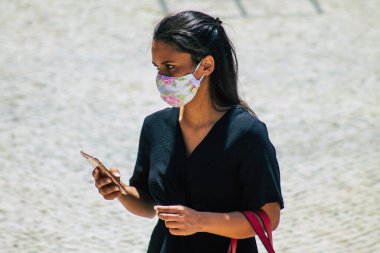 Lizbon 3 Ağustos 2020 'de Portekiz' in başkenti Lizbon 'un tarihi caddelerinde yürüyen koronavirüsten kendilerini korumak için maske takan kimliği belirsiz yayalara baktık.