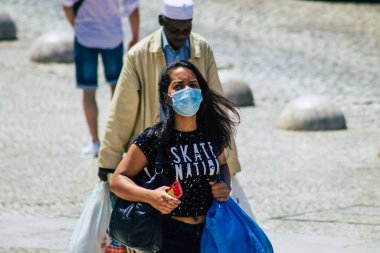 Lizbon 3 Ağustos 2020 'de Portekiz' in başkenti Lizbon 'un tarihi caddelerinde yürüyen koronavirüsten kendilerini korumak için maske takan kimliği belirsiz yayalara baktık.