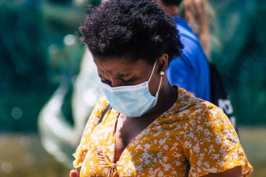 Lizbon 3 Ağustos 2020 'de Portekiz' in başkenti Lizbon 'un tarihi caddelerinde yürüyen koronavirüsten kendilerini korumak için maske takan kimliği belirsiz yayalara baktık.