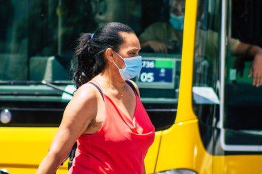 Lizbon 3 Ağustos 2020 'de Portekiz' in başkenti Lizbon 'un tarihi caddelerinde yürüyen koronavirüsten kendilerini korumak için maske takan kimliği belirsiz yayalara baktık.